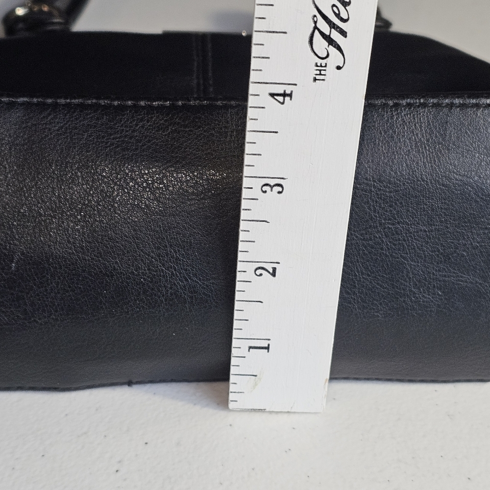 Kounty Black Leather Shoulder Bag - Picture 7 of 16